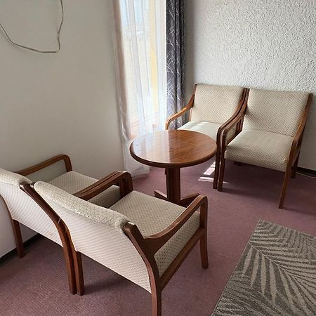 Maple Creek Motor Inn Eksteriør bilde