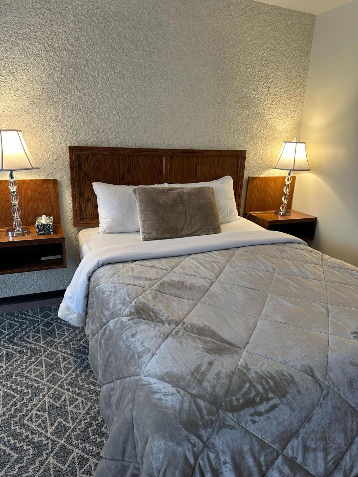 Maple Creek Motor Inn Eksteriør bilde