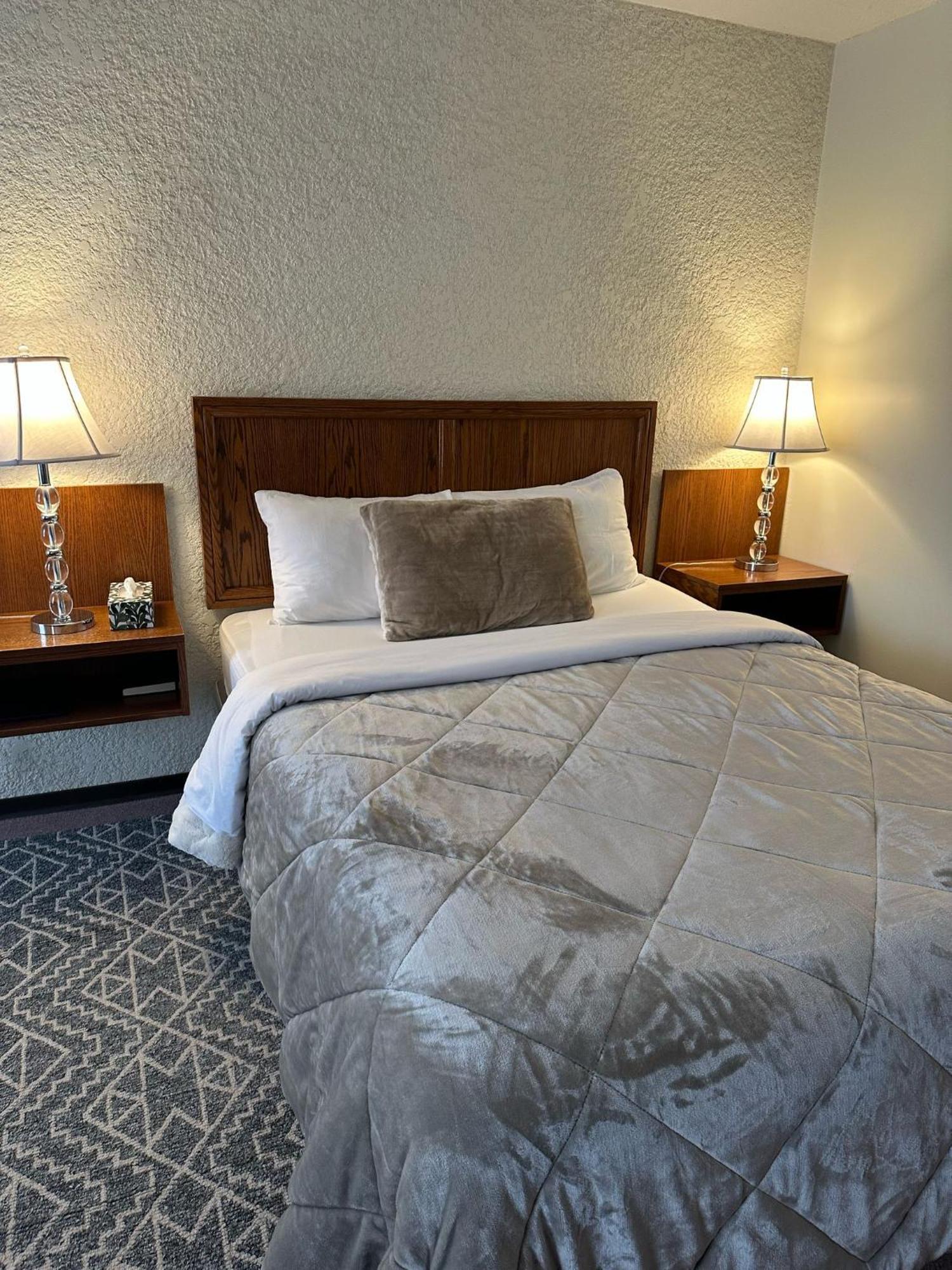 Maple Creek Motor Inn Eksteriør bilde