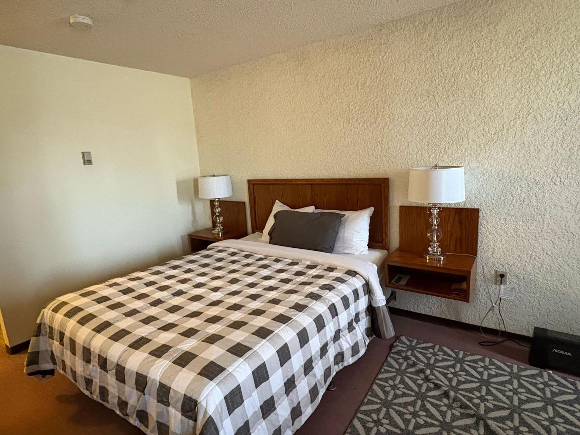 Maple Creek Motor Inn Eksteriør bilde