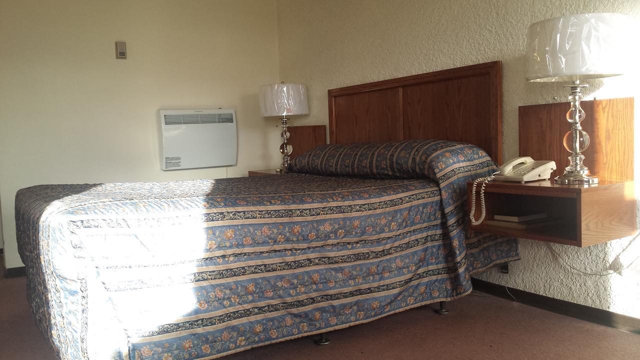 Maple Creek Motor Inn Eksteriør bilde